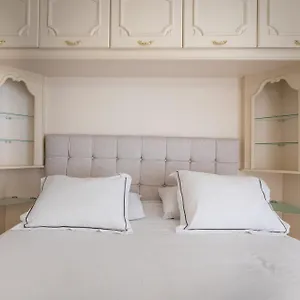 https://neptune-suite-hosted-by-sweetstay.es-andalucia.com
